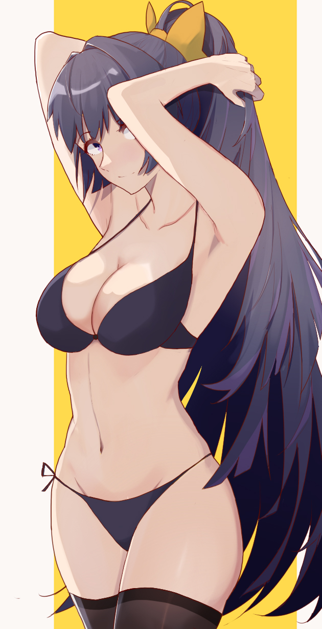 1girl armpits arms_up bare_arms bare_shoulders benghuai_xueyuan bikini black_bikini black_hair black_legwear black_ribbon blush breasts cleavage closed_mouth collarbone eyebrows_visible_through_hair groin hair_intakes high_ponytail highres long_hair medium_breasts navel raiden_mei ribbon side-tie_bikini smile solo stomach swimsuit thigh-highs two-tone_background very_long_hair vic violet_eyes yellow_background