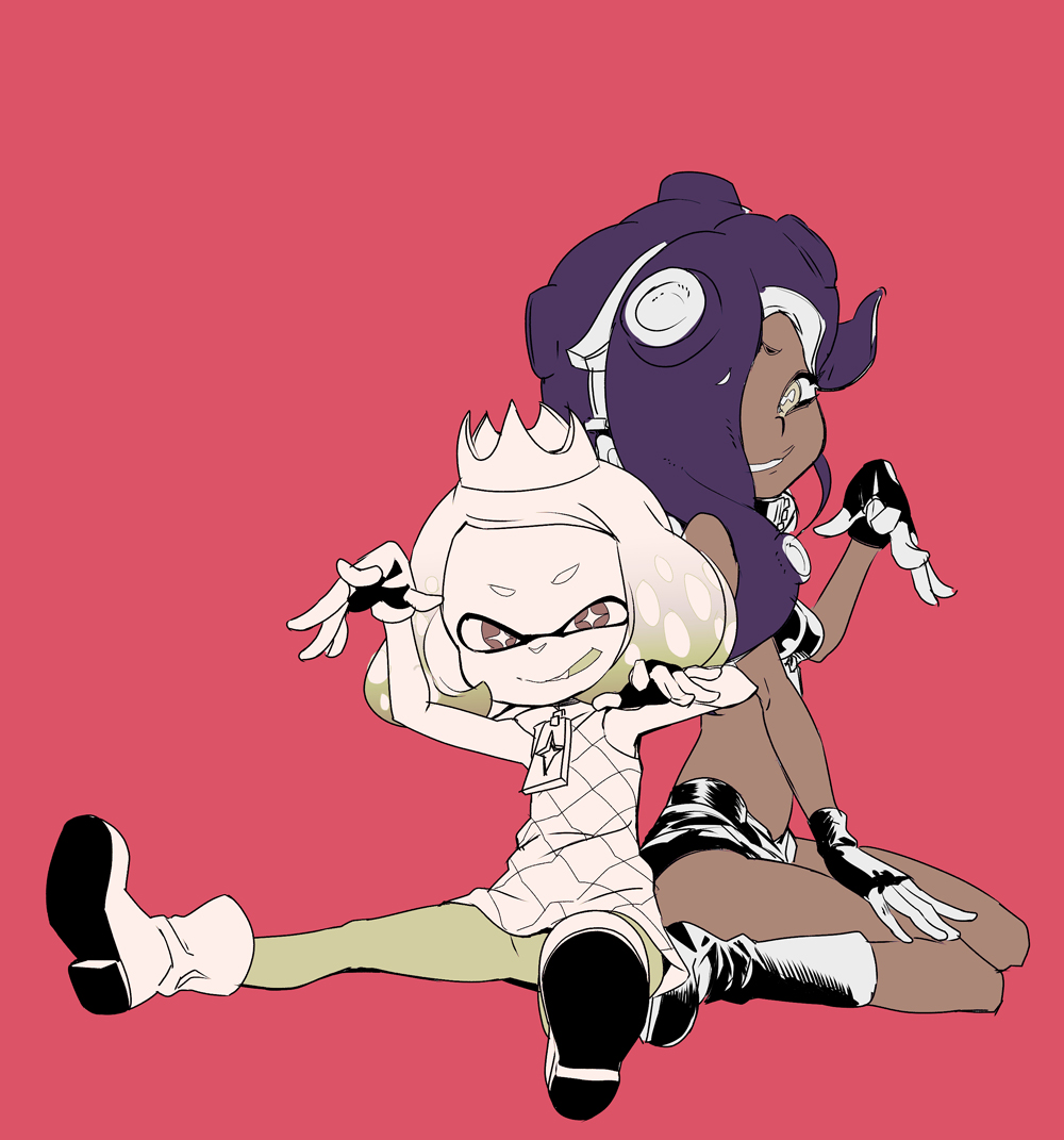 +_+ 2girls boots crown dark_skin domino_mask dress fingerless_gloves gloves grin hair_over_one_eye hime_(splatoon) iida_(splatoon) inkling looking_at_viewer mask multiple_girls ontaros pink_background pointy_ears short_shorts shorts simple_background sitting sleeveless sleeveless_dress smile splatoon splatoon_2 symbol-shaped_pupils tentacle_hair wariza