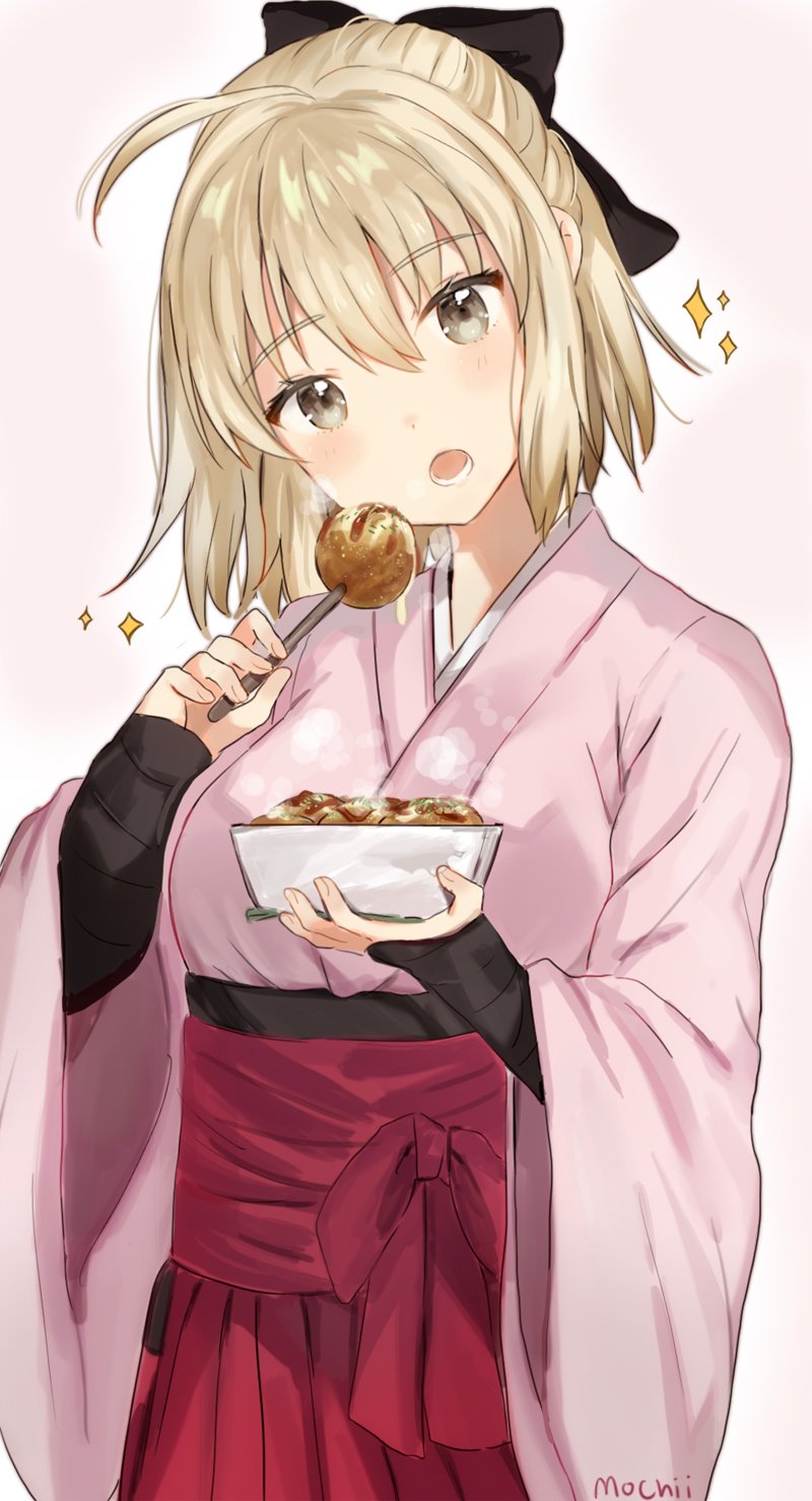 1girl :o artist_name bangs black_eyes eyebrows_visible_through_hair food hair_between_eyes head_tilt highres holding isabelle_bosworth japanese_clothes kimono looking_at_viewer okita_souji_(fate) open_mouth pink_kimono red_sash sash simple_background solo star steam takoyaki wide_sleeves