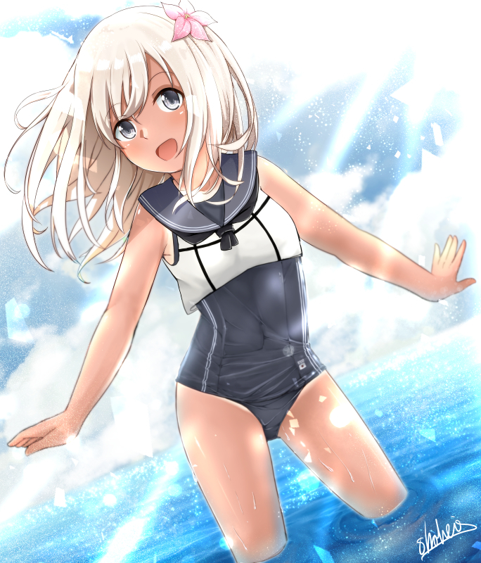 1girl :d bangs bare_arms bare_shoulders black_neckwear black_sailor_collar black_swimsuit blonde_hair blush clouds cloudy_sky contrapposto covered_navel crop_top day dutch_angle eyebrows_visible_through_hair flower grey_eyes hair_flower hair_ornament head_tilt horizon kantai_collection light_particles light_rays long_hair neckerchief ocean one-piece_tan open_mouth ripples ro-500_(kantai_collection) sailor_collar school_swimsuit shiny shiny_hair shohei_(piranha5hk) signature sky sleeveless smile standing sunbeam sunlight swimsuit tan tanline tareme thighs wading water