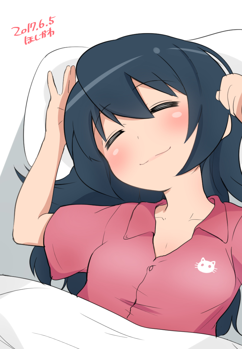 1girl animal_print arms_up artist_name bangs bed_sheet black_hair blanket brown_eyes cat_print closed_mouth collared_shirt commentary dated eyebrows_visible_through_hair facing_viewer from_above girls_und_panzer happy hoshikawa_(hoshikawa_gusuku) long_hair lying on_back on_bed pajamas pillow pink_shirt reizei_mako shirt short_sleeves signature sleeping smile solo under_covers