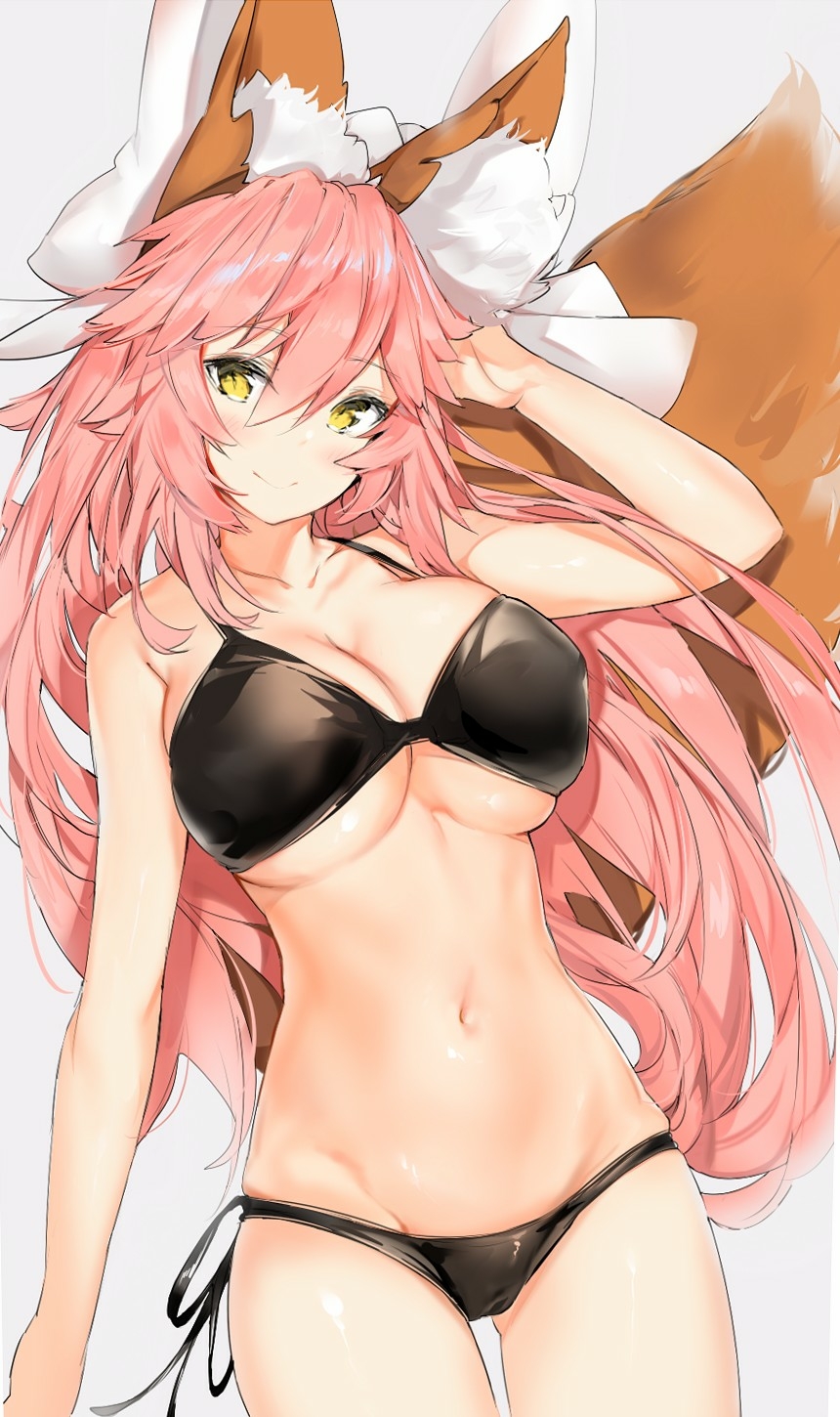 1girl animal_ears arm_up bangs bikini black_bikini blush bow breasts closed_mouth collarbone cowboy_shot eyebrows_visible_through_hair fate/extra fate/grand_order fate_(series) fox_ears fox_tail gluteal_fold grey_background hair_between_eyes hair_bow highres large_bow large_breasts long_hair looking_at_viewer navel pink_hair side-tie_bikini silver_(chenwen) simple_background smile solo swimsuit tail tamamo_(fate)_(all) tamamo_no_mae_(fate) thighs tsurime under_boob very_long_hair white_bow yellow_eyes