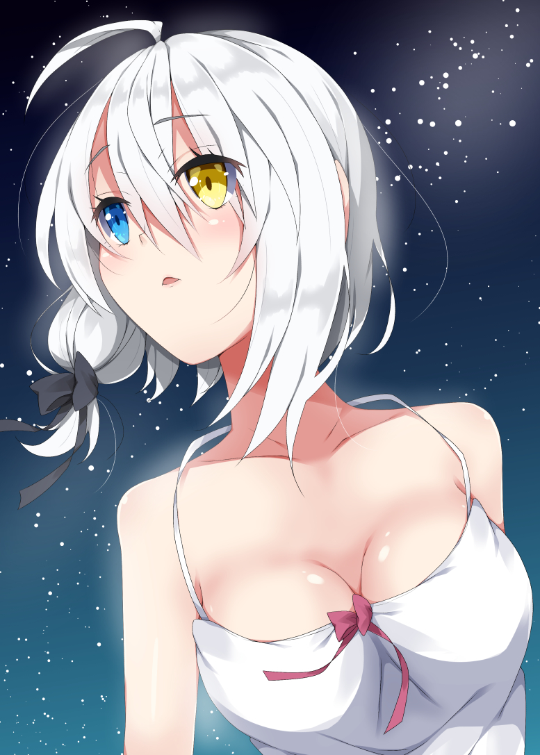 1girl ahoge bangs bare_shoulders black_bow blue_eyes blush bow breasts cleavage collarbone commentary_request dress eyebrows_visible_through_hair hair_between_eyes hair_bow heterochromia large_breasts long_hair looking_away looking_to_the_side looking_up milkpanda night night_sky original parted_lips red_bow silver_hair sky sleeveless sleeveless_dress solo star_(sky) starry_sky white_dress yellow_eyes