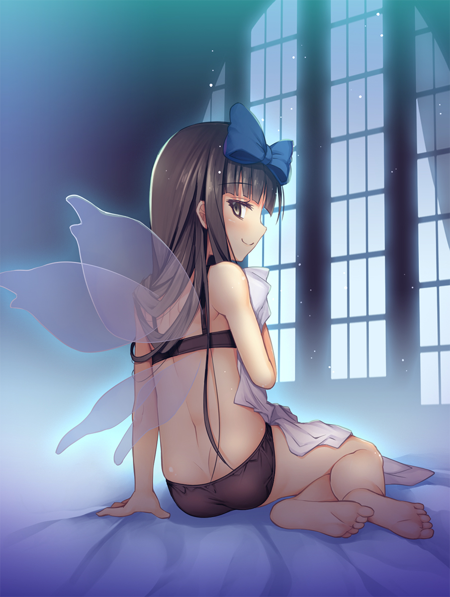 1girl arm_support ass back bare_arms bare_legs bare_shoulders barefoot bed_sheet black_bra black_eyes black_hair black_panties blue_bow bow bra chima_q closed_mouth fairy_wings feet from_behind full_body hair_bow highres indoors panties profile sitting smile soles solo star_sapphire touhou transparent_wings underwear underwear_only wings yokozuwari