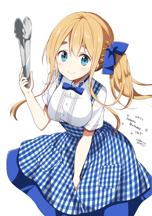 1girl alternate_hairstyle apron birthday blonde_hair blue_bow blue_eyes blue_neckwear bow bowtie breasts cowboy_shot gingham hair_bow k-on! kobeya kotobuki_tsumugi koubeya_uniform large_breasts looking_at_viewer plaid plaid_apron ragho_no_erika shirt short_sleeves side_ponytail simple_background smile solo thick_eyebrows tongs white_background white_shirt