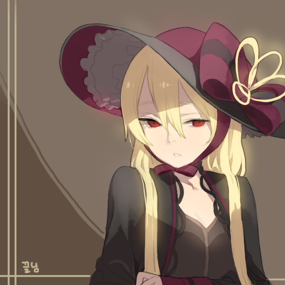 1girl black_dress blonde_hair bow brown_background capelet doremi dress frilled_hat frills hat hat_bow hat_ribbon korean long_hair long_sleeves looking_at_viewer original parted_lips red_bow red_eyes red_hat ribbon signature solo upper_body