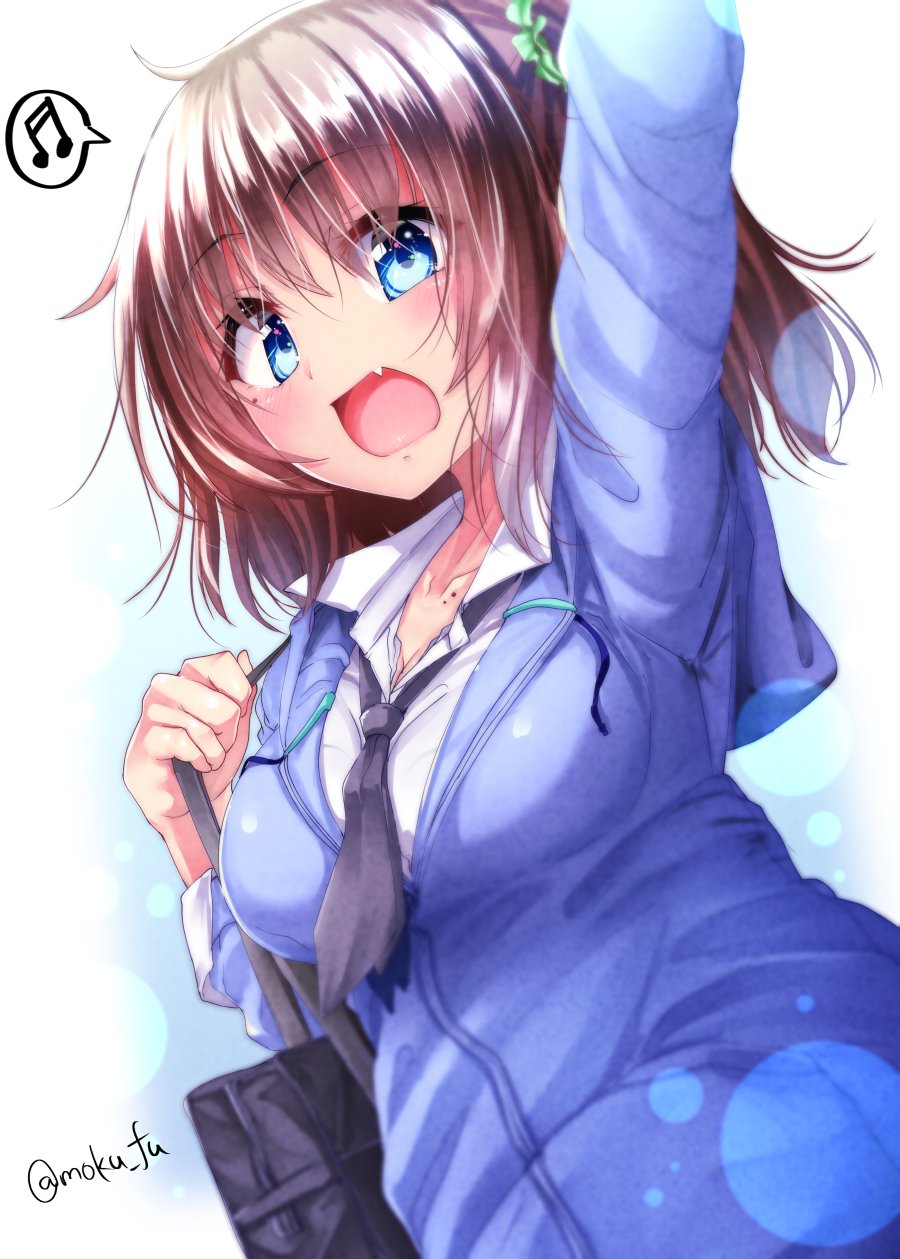 1girl arm_up bag blue_eyes breasts brown_hair fang green_scrunchie highres holding_bag hood hoodie looking_at_viewer mokufuu mole mole_on_breast musical_note open_mouth original scrunchie short_hair side_ponytail smile solo spoken_musical_note twitter_username