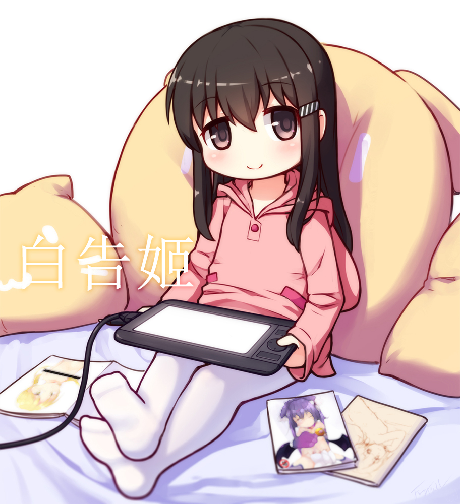 1girl bangs bar_censor bed_sheet blonde_hair blush brown_hair censored chinese closed_mouth drawing_tablet eyebrows_visible_through_hair hair_between_eyes hair_ornament hairclip head_tilt holding hood hood_down hoodie langbazi long_hair long_sleeves looking_at_viewer no_shoes original pantyhose pillow pink_hoodie purple_hair sitting smile solo tablet translation_request very_long_hair white_background white_legwear