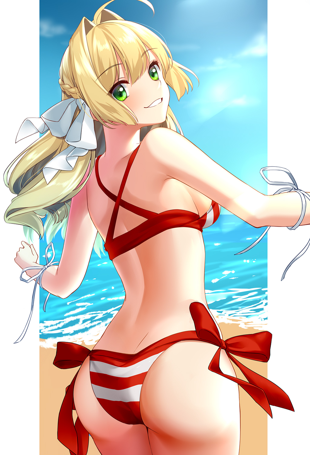 1girl ahoge ass back beach bikini blonde_hair blue_sky breasts clouds commentary_request day eyebrows_visible_through_hair fate/extra fate/grand_order fate_(series) from_behind green_eyes grin hair_ribbon highres looking_at_viewer looking_back medium_breasts nero_claudius_(fate)_(all) nero_claudius_(swimsuit_caster)_(fate) ocean red_bikini ribbon rukinya_(nyanko_mogumogu) saber_extra side-tie_bikini sideboob sky smile solo standing striped striped_bikini summer swimsuit white_ribbon