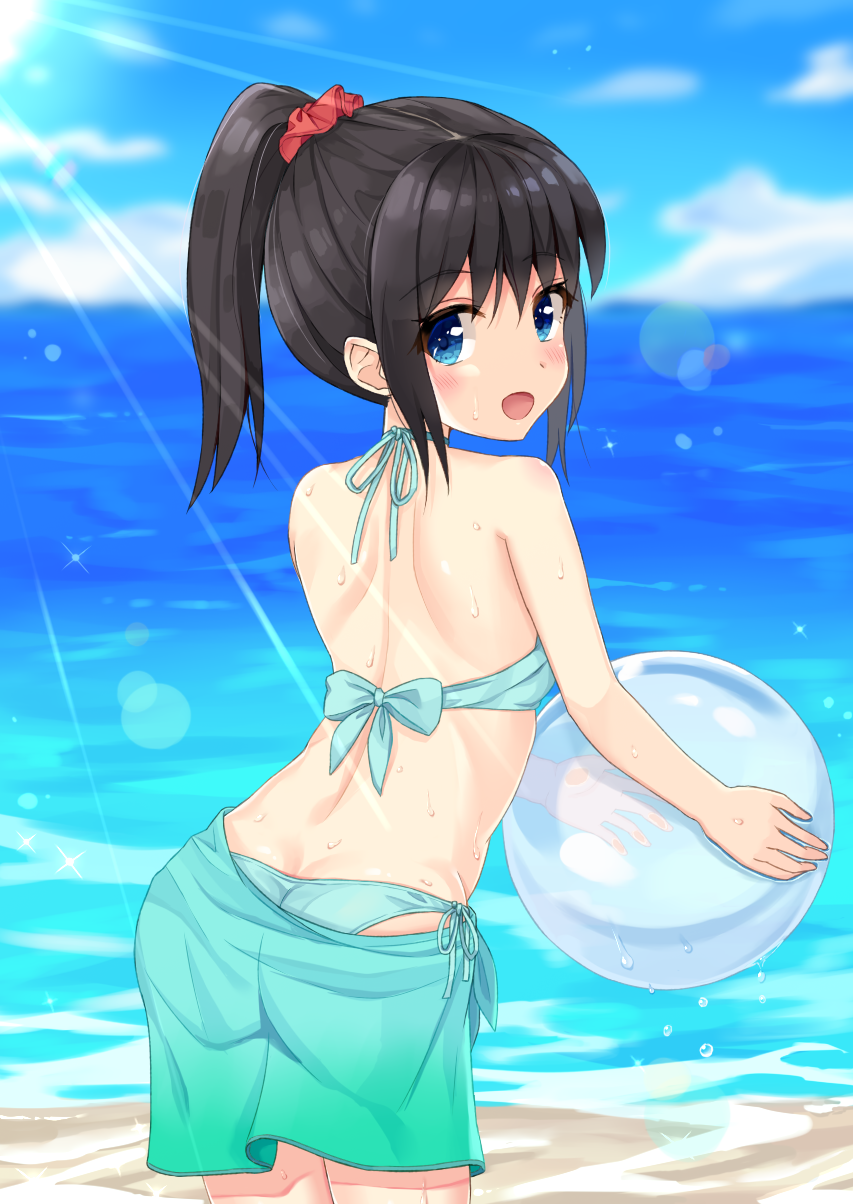 1girl :d ass ball bangs bare_arms bare_shoulders beachball bikini black_hair blue_eyes blue_sky blurry blurry_background blush clouds commentary_request day depth_of_field eyebrows_visible_through_hair green_bikini hair_between_eyes halter_top halterneck high_ponytail highres holding holding_ball horizon leaning_forward long_hair looking_at_viewer looking_back ocean open_mouth original outdoors ponytail sand sarong side-tie_bikini sidelocks sky smile solo sutei_(xfzdarkt) swimsuit transparent water water_drop wet