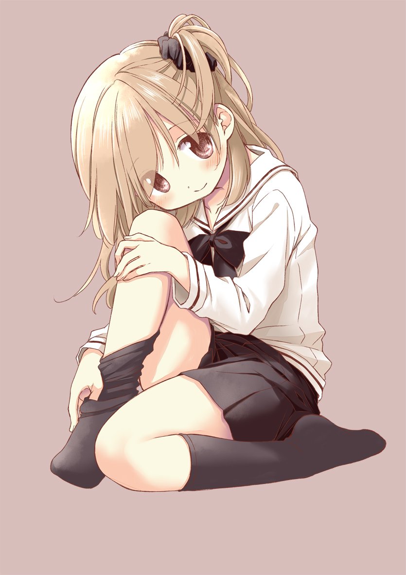 1girl aoki_ume binetsu_kuukan black_legwear black_neckwear black_scrunchie black_skirt blush bow bowtie brown_background brown_eyes commentary_request eyebrows_visible_through_hair hand_on_own_knee knee_up light_brown_hair long_hair long_sleeves looking_at_viewer nakanose_amane no_shoes one_side_up school_uniform serafuku shirt simple_background sitting skirt smile sock_pull socks solo white_shirt