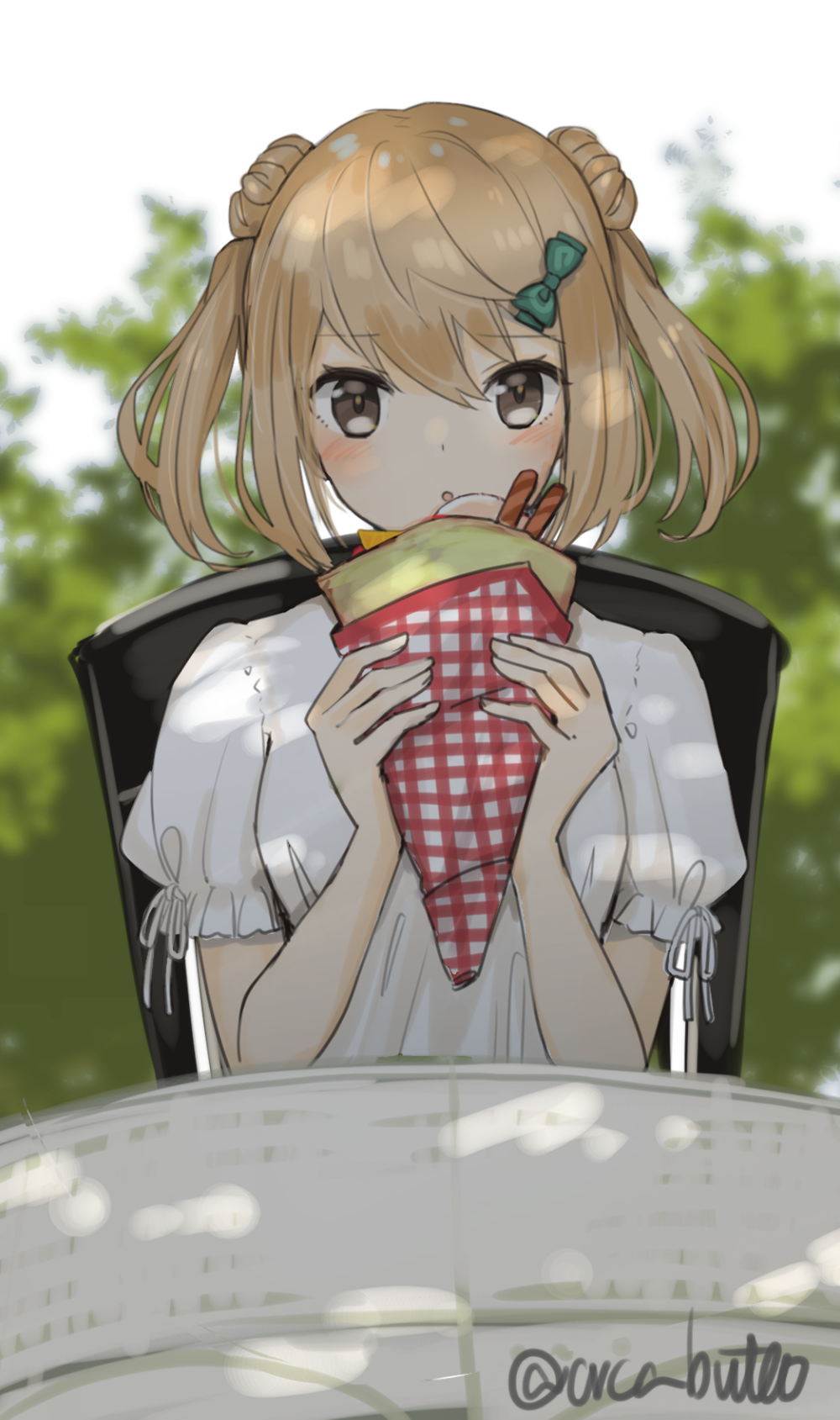 1girl alternate_costume blonde_hair blouse bow chair crepe dappled_sunlight double_bun food green_bow hair_bun highres kantai_collection looking_at_viewer michishio_(kantai_collection) puffy_short_sleeves puffy_sleeves short_sleeves short_twintails sitting solo sunlight table twintails twitter_username upper_body white_blouse yamashiki_(orca_buteo) yellow_eyes