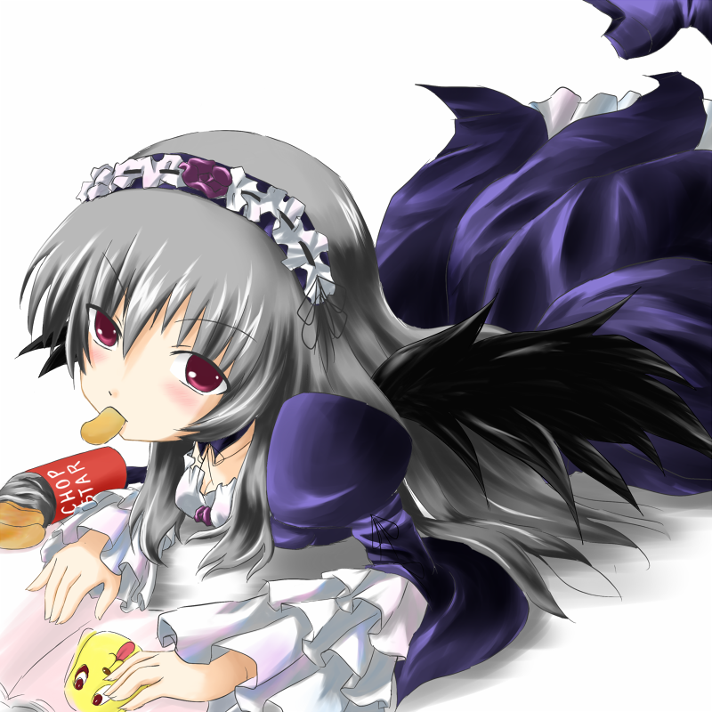 eating frills hairband kunkun long_hair mouth_hold potato_chips purple_eyes rozen_maiden sattsu silver_hair suigintou violet_eyes wings