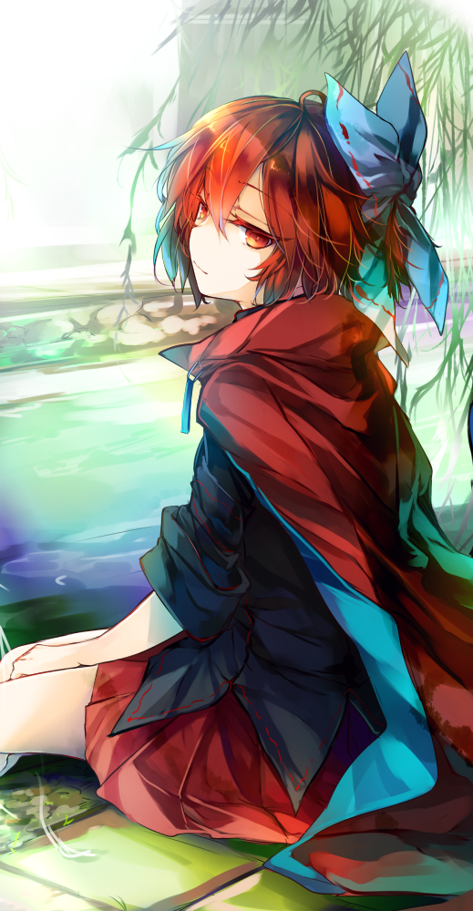 1girl black_shirt blue_bow bow cape colored_eyelashes commentary eyebrows_visible_through_hair hair_between_eyes hair_bow head_tilt kutsuki_kai light_smile long_sleeves looking_at_viewer looking_back miniskirt outdoors plant pleated_skirt red_cape red_eyes red_skirt redhead sekibanki shirt short_hair sitting skirt sleeves_rolled_up solo touhou water