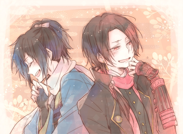 2boys back-to-back black_gloves black_hair black_jacket blue_jacket blush bow brown_background closed_eyes fingerless_gloves gloves hair_bow jacket kasen_kanesada male_focus multiple_boys noeru_(putty) open_mouth red_eyes scarf sideways_mouth smile touken_ranbu white_scarf yamato-no-kami_yasusada