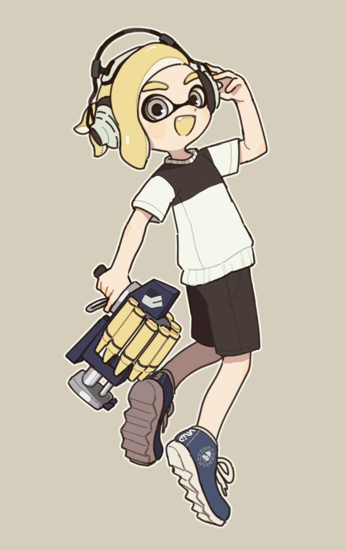 1boy :d black_shorts blonde_hair blue_eyes blue_footwear brown_background clash_blaster_(splatoon) cross-laced_footwear domino_mask fang from_side full_body gomi_(kaiwaresan44) hand_on_headphones headphones holding holding_weapon inkling logo looking_at_viewer looking_back male_focus mask open_mouth pointy_ears shirt shoes short_hair shorts simple_background smile sneakers solo splatoon splatoon_2 standing t-shirt weapon white_shirt yellow_tongue