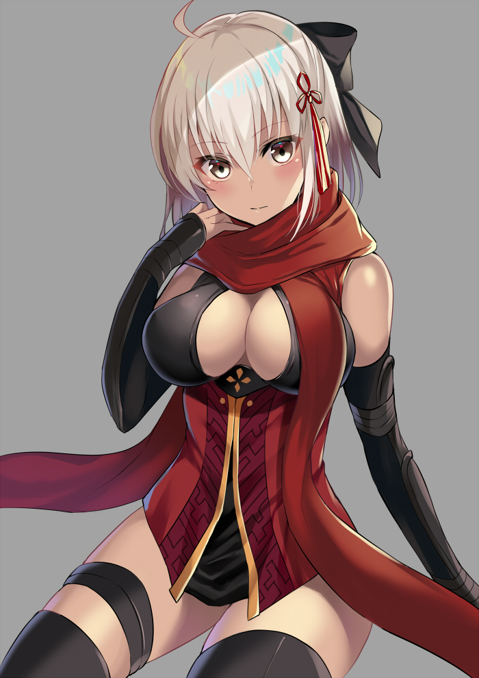 1girl ahoge black_gloves black_legwear blush bow breasts cleavage cleavage_cutout dark_skin elbow_gloves fate/grand_order fate_(series) gloves grey_background hair_bow hair_ornament harimoji large_breasts looking_at_viewer okita_souji_alter_(fate) red_scarf scarf short_hair simple_background solo thigh-highs white_hair yellow_eyes