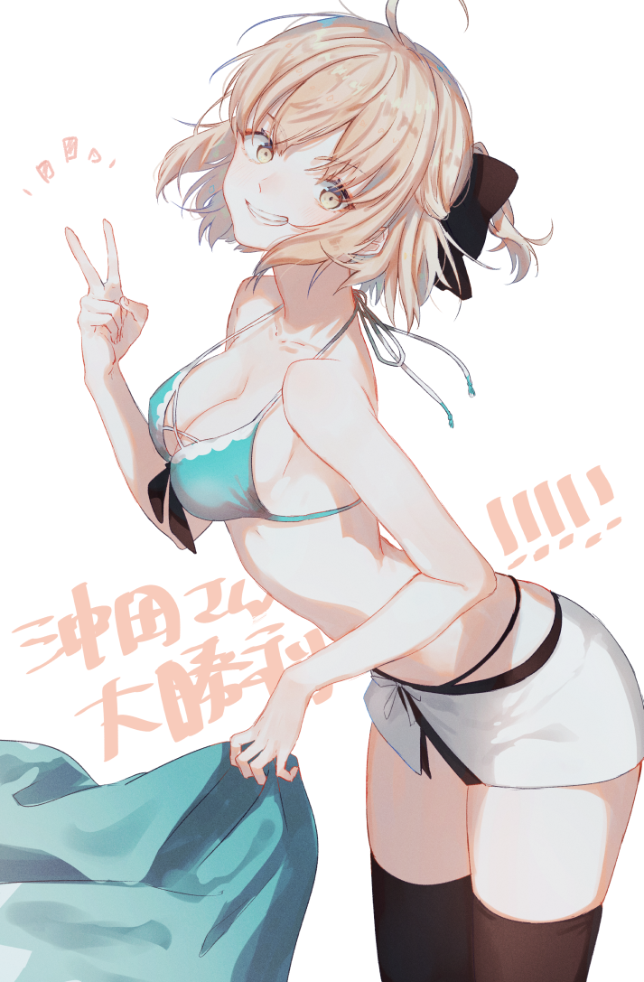 1girl bikini black_bow black_legwear blonde_hair bow breasts fate_(series) green_bikini_top grin hair_bow looking_at_viewer medium_breasts miniskirt okita_souji_(fate) short_hair skirt smile solo swimsuit thigh-highs v white_skirt yellow_eyes yuno_tsuitta