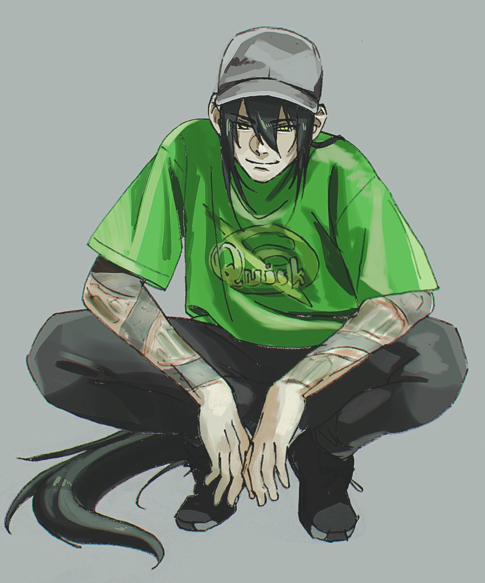 1boy alternate_costume baseball_cap black_footwear black_hair black_pants closed_mouth clothes_writing elbows_on_knees fate/grand_order fate_(series) green_eyes green_shirt grey_background grey_hat hat highres long_hair looking_at_viewer mi_(pic52pic) pants ponytail shirt shoes simple_background smile solo squatting tattoo very_long_hair yan_qing_(fate/grand_order)