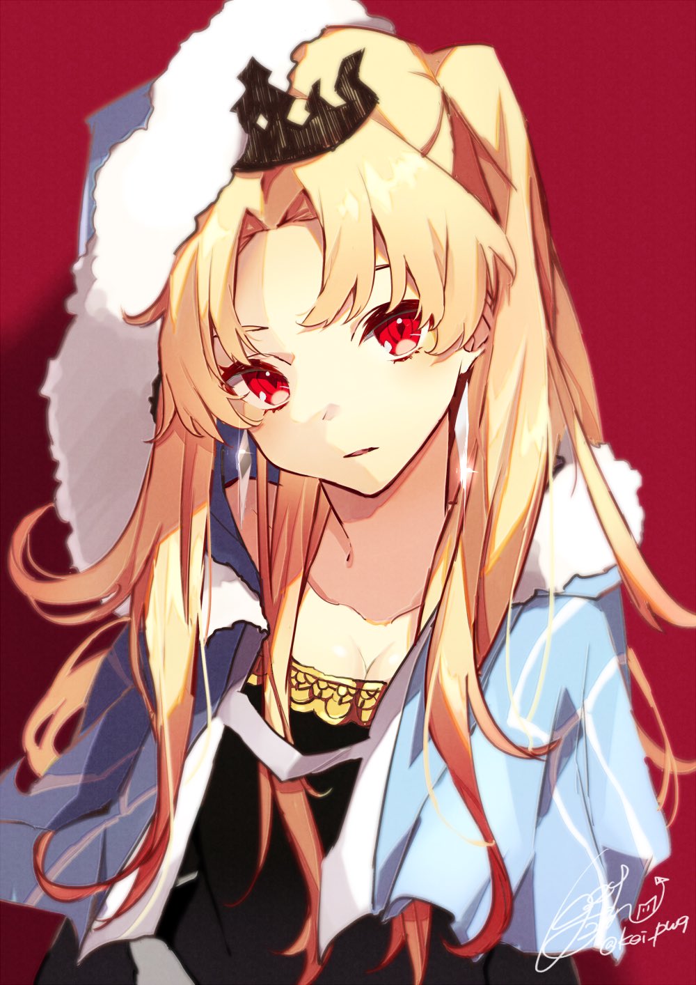 1girl artist_name bangs blonde_hair blue_capelet blush breasts capelet cleavage collarbone cosplay crystal_earrings cu_chulainn_(fate/grand_order) cu_chulainn_(fate/grand_order)_(cosplay) earrings ereshkigal_(fate/grand_order) fate/grand_order fate_(series) fujikiri_yana fur-trimmed_capelet fur_trim highres jewelry lancer large_breasts long_hair looking_at_viewer parted_bangs parted_lips red_background red_eyes tiara tohsaka_rin two_side_up upper_body