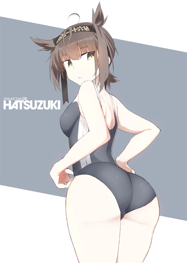 1girl ass black_swimsuit brown_hair clothes_writing competition_swimsuit cowboy_shot from_behind grey_background hachimaki hair_flaps hatsuzuki_(kantai_collection) headband kantai_collection looking_at_viewer looking_back one-piece_swimsuit short_hair solo souji swimsuit two-tone_background white_background yellow_eyes