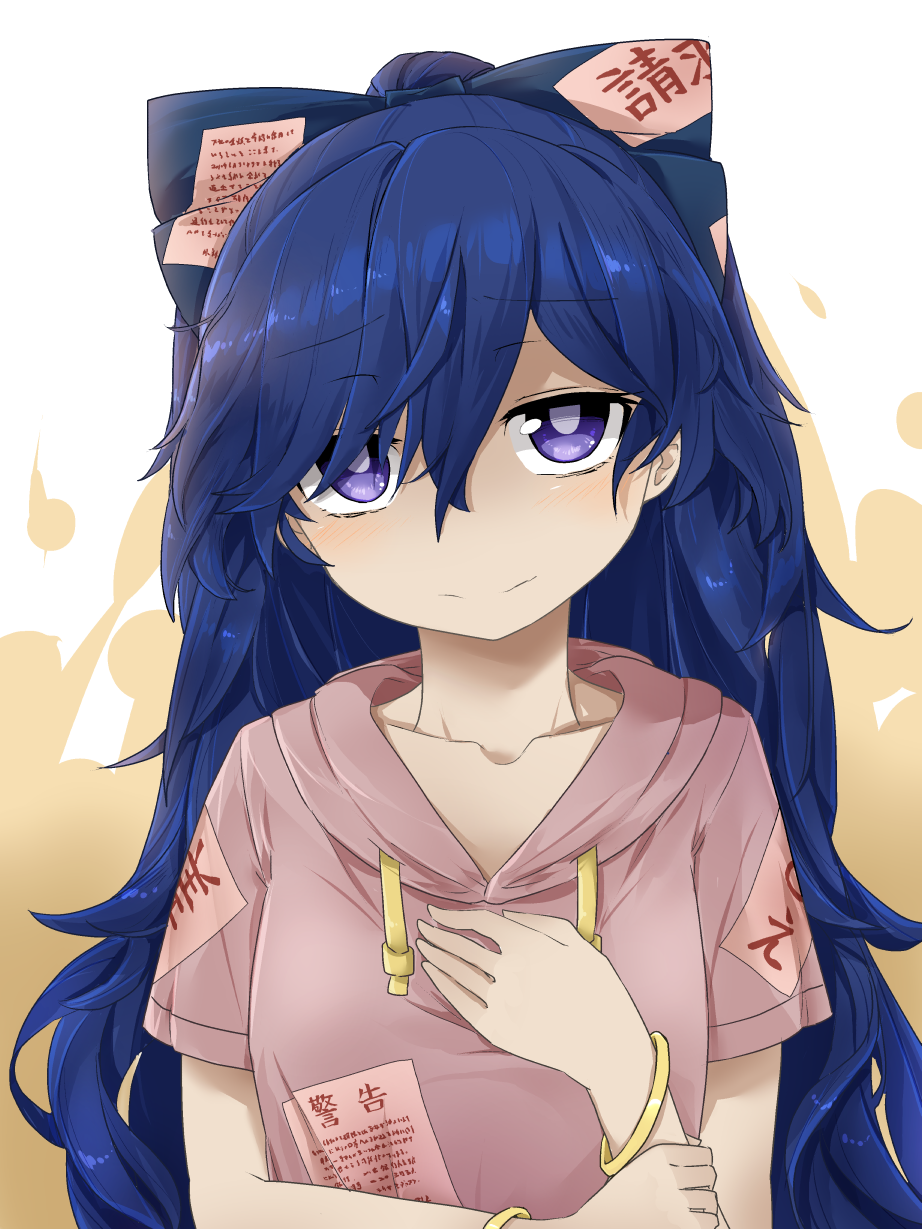 1girl bangle blue_bow blue_hair bow bracelet collarbone commentary_request debt drawstring eyebrows_visible_through_hair hair_between_eyes hair_bow hand_on_own_chest head_tilt highres hood hoodie jewelry long_hair looking_at_viewer no_nose orange_background pink_hoodie short_sleeves smile solo touhou two-tone_background tyouseki upper_body very_long_hair violet_eyes white_background yorigami_shion