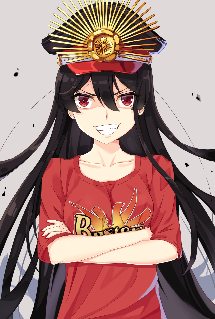 1girl bangs black_hair black_hat breasts clothes_writing collarbone commentary_request crossed_arms eyebrows_visible_through_hair family_crest fate/grand_order fate_(series) grey_background grin hair_between_eyes hat highres koha-ace long_hair looking_at_viewer military_hat oda_nobunaga_(fate) oda_uri peaked_cap red_eyes red_shirt shaded_face shadow shirt short_sleeves small_breasts smile solo sutei_(xfzdarkt) v-shaped_eyebrows very_long_hair