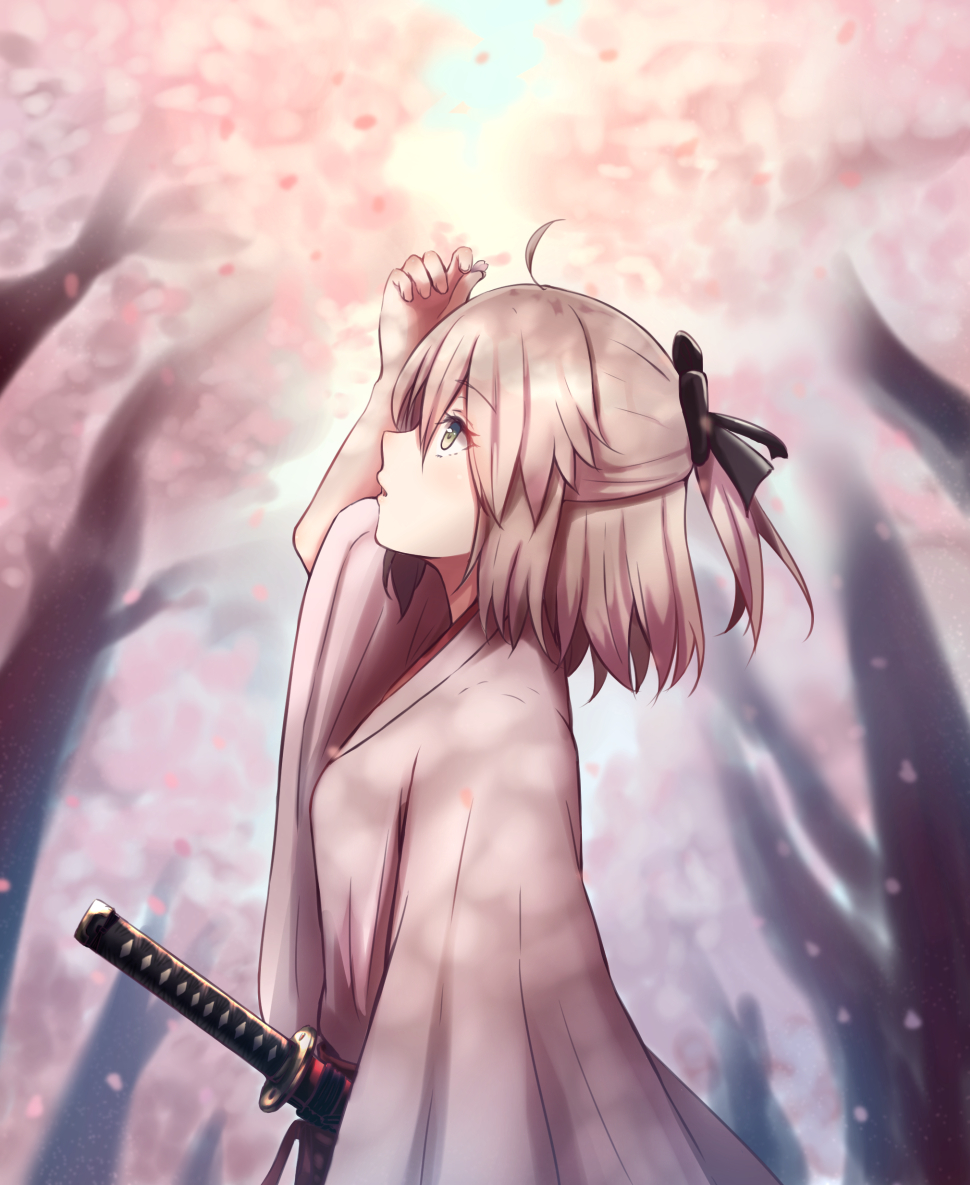 1girl ahoge arm_up black_bow blonde_hair blurry blurry_background bow cherry_blossoms day eyebrows_visible_through_hair fate/grand_order fate_(series) from_side green_eyes grey_kimono hair_between_eyes hair_bow kagarino_hikaru katana looking_up okita_souji_(fate) okita_souji_(fate)_(all) sheath sheathed solo standing sword upper_body weapon