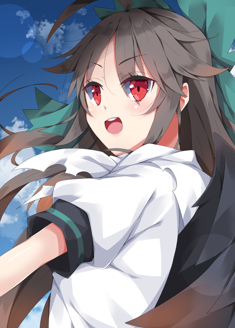 1girl :d bangs black_wings blue_sky blush bow brown_hair clouds commentary_request day eyebrows_visible_through_hair eyes_visible_through_hair green_bow hair_bow hair_over_one_eye long_hair milkpanda open_mouth outdoors puffy_short_sleeves puffy_sleeves red_eyes reiuji_utsuho round_teeth shirt short_sleeves sky smile solo teeth touhou upper_teeth v-shaped_eyebrows very_long_hair white_shirt wings