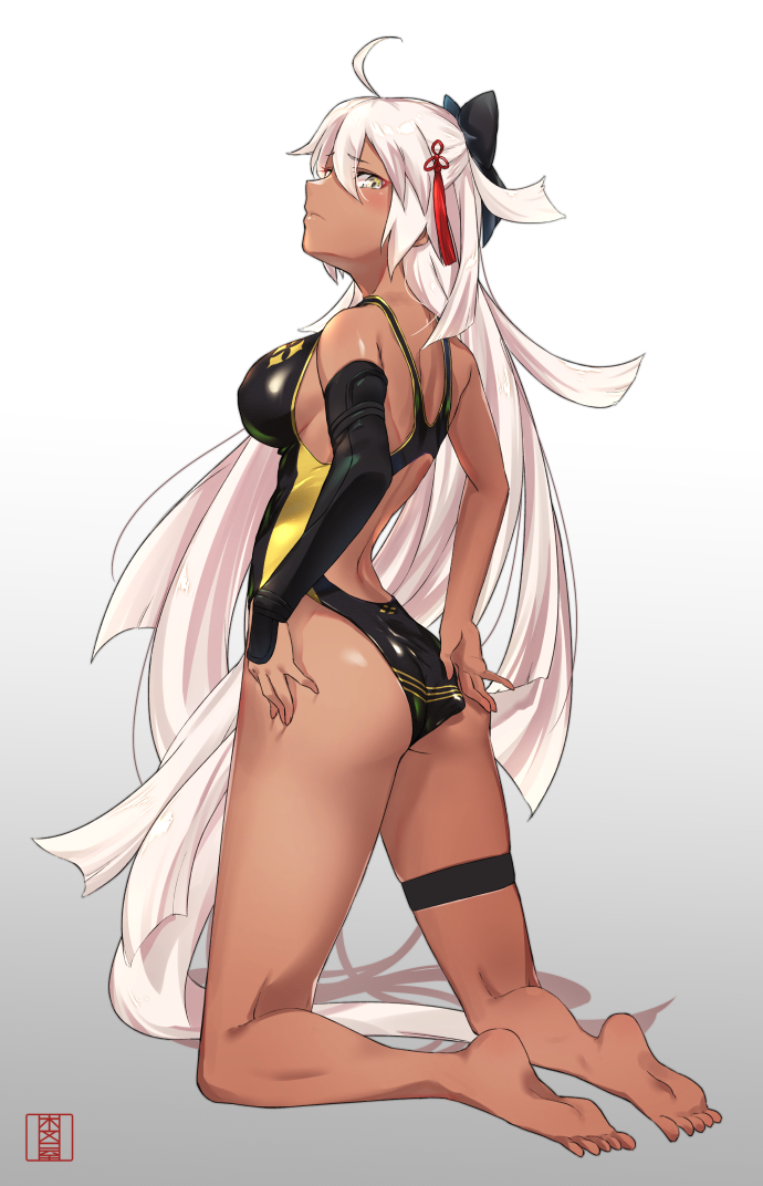 1girl ahoge artist_logo ass barefoot black_swimsuit competition_swimsuit dark_skin fate/grand_order fate_(series) from_behind full_body gold_trim gradient gradient_background kneeling logo long_hair looking_at_viewer looking_back murio okita_souji_(alter)_(fate) okita_souji_(fate)_(all) one-piece_swimsuit silver_hair single_arm_warmer skin_tight soles solo swimsuit tassel thigh_strap very_long_hair white_background white_hair yellow_eyes