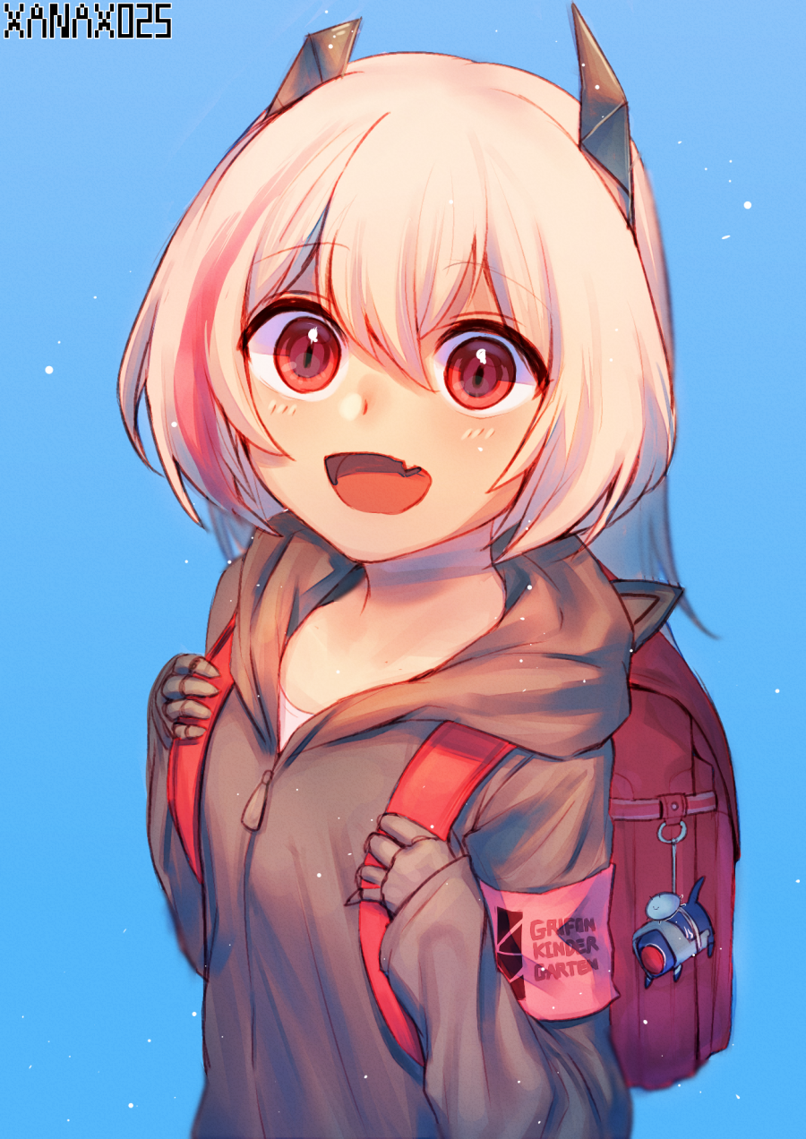 1girl animal_ears bag bangs blue_background cat_ears child commentary_request fang girls_frontline happy headgear highres hood hoodie long_hair looking_at_viewer m4_sopmod_ii_(girls_frontline) mechanical_arm multicolored_hair open_mouth red_eyes school_bag shirt simple_background smile sopmod t-shirt upper_body white_shirt xanax025 younger
