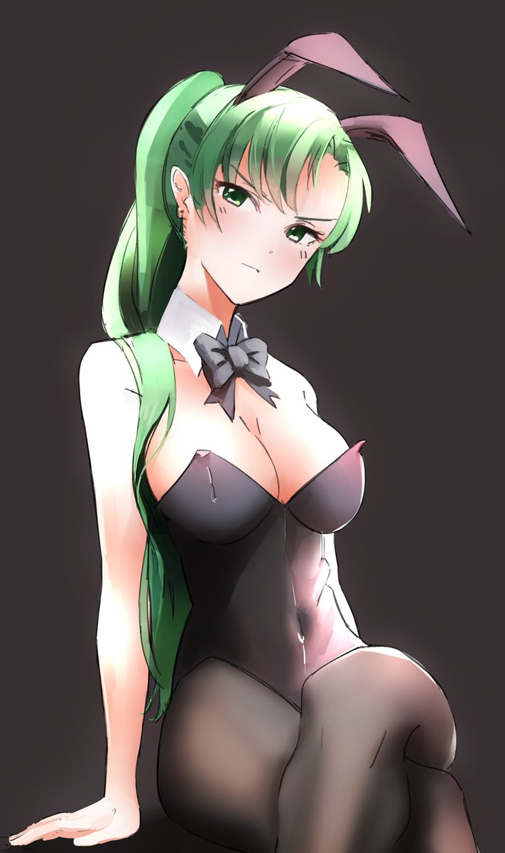 1girl animal_ears bangs bare_shoulders black_background black_legwear blush bow bowtie breasts bunnysuit cleavage covered_navel detached_collar fire_emblem fire_emblem:_rekka_no_ken green_eyes green_hair highres legs_crossed long_hair looking_at_viewer lyndis_(fire_emblem) medium_breasts parted_bangs ponytail rabbit_ears simple_background sitting sketchy solo