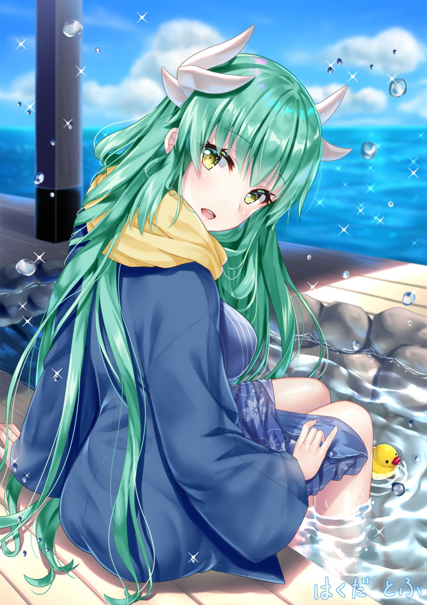 1girl :d bangs blue_kimono blue_sky blurry blurry_background blush brown_eyes clouds cloudy_sky commentary_request day depth_of_field dragon_horns eyebrows_visible_through_hair fate/grand_order fate_(series) fingernails green_hair hakuda_tofu head_tilt highres horizon horns japanese_clothes kimono kiyohime_(fate/grand_order) long_hair long_sleeves looking_at_viewer looking_to_the_side ocean onsen open_mouth outdoors round_teeth rubber_duck scarf sitting sky smile soaking_feet solo teeth upper_teeth very_long_hair water water_drop wide_sleeves yellow_scarf yukata