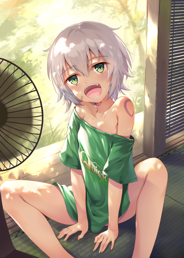 1girl :d clothes_writing commentary_request day electric_fan eyebrows_visible_through_hair facial_scar fang fate_(series) green_eyes green_shirt hair_between_eyes jack_the_ripper_(fate/apocrypha) looking_at_viewer off_shoulder open_mouth ouka_(ra-raradan) oversized_object scar shirt short_hair sitting smile solo white_hair