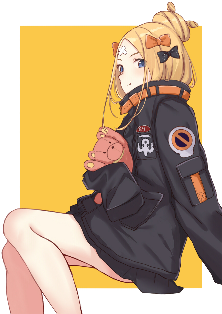 1girl :t abigail_williams_(fate/grand_order) bangs black_bow black_jacket blonde_hair blue_eyes blush bow closed_mouth commentary_request fate/grand_order fate_(series) hair_bow hair_bun highres itachi_kanade jacket long_hair long_sleeves looking_at_viewer object_hug orange_background orange_bow parted_bangs polka_dot polka_dot_bow sitting sleeves_past_fingers sleeves_past_wrists solo stuffed_animal stuffed_toy teddy_bear two-tone_background white_background