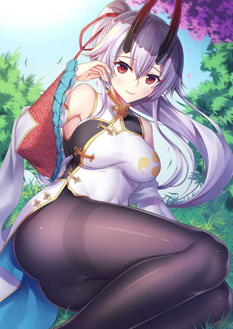 1girl black_legwear blush china_dress chinese_clothes detached_sleeves dress eyebrows_visible_through_hair fate/grand_order fate_(series) grey_hair hair_between_eyes heroic_spirit_traveling_outfit horns long_hair looking_at_viewer oni_horns pantyhose ponytail red_eyes sitting slit_pupils smile solo tomoe_gozen_(fate/grand_order) very_long_hair wide_sleeves zha_yu_bu_dong_hua