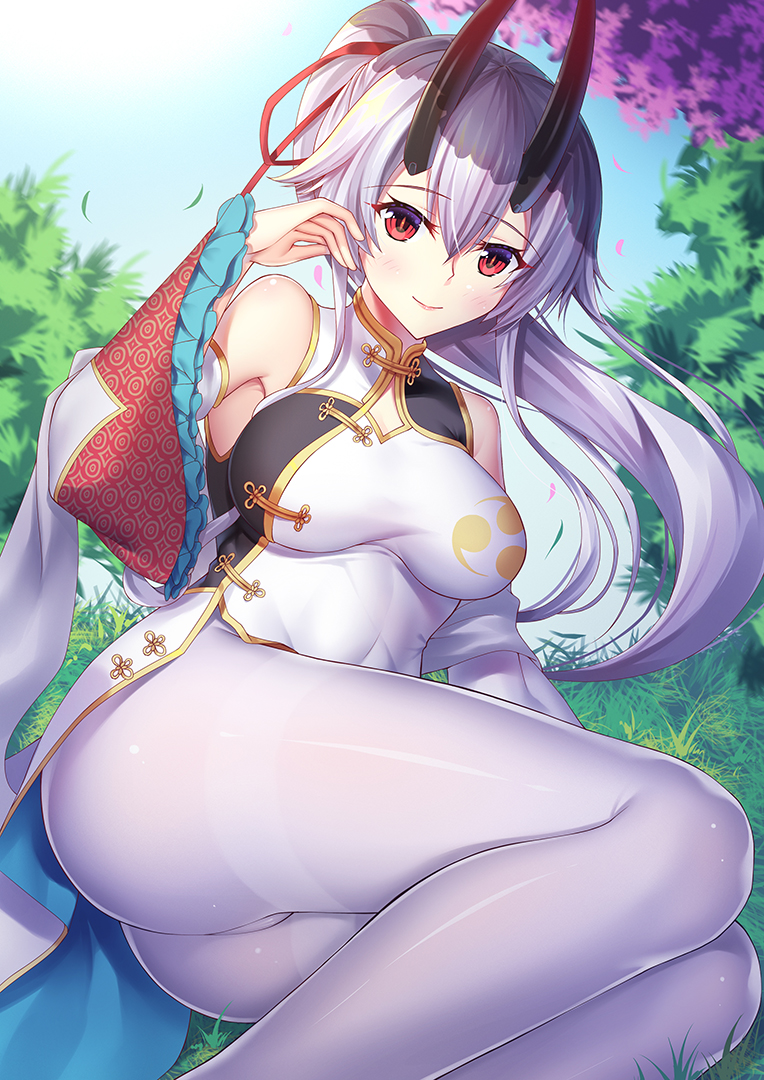 1girl blush china_dress chinese_clothes detached_sleeves dress eyebrows_visible_through_hair fate/grand_order fate_(series) grey_hair hair_between_eyes heroic_spirit_traveling_outfit horns long_hair looking_at_viewer oni_horns pantyhose ponytail red_eyes sitting slit_pupils smile solo tomoe_gozen_(fate/grand_order) very_long_hair white_legwear wide_sleeves zha_yu_bu_dong_hua