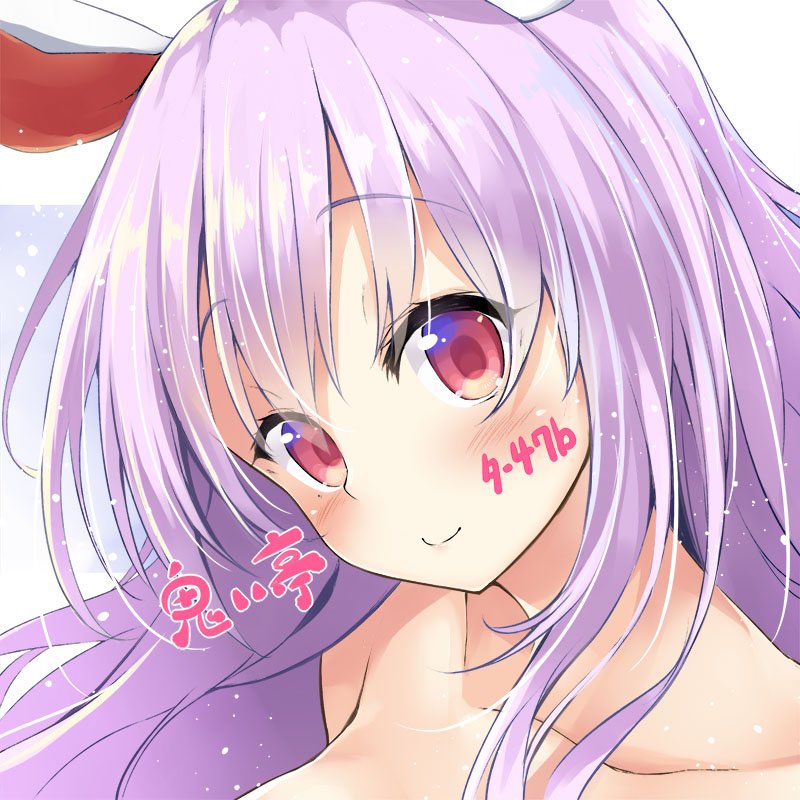 1girl animal_ears bangs bare_shoulders blue_background blush breasts close-up collarbone commentary_request eyebrows_visible_through_hair head_tilt light_particles long_hair looking_at_viewer portrait purple_hair rabbit_ears red_eyes reisen_udongein_inaba smile solo tirotata touhou translation_request two-tone_background white_background