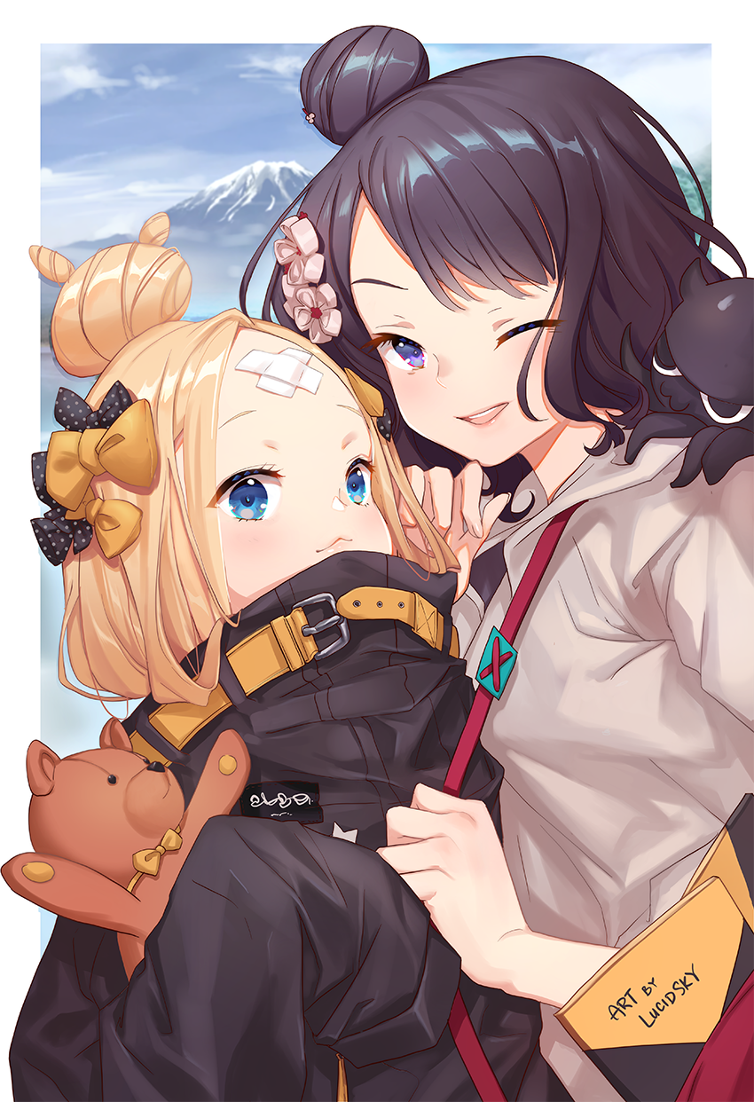 2girls abigail_williams_(fate/grand_order) alternate_hairstyle bag bandaid_on_forehead bangs belt black_bow black_jacket blonde_hair blue_eyes blue_sky blush bow fate/grand_order fate_(series) forehead grey_sweater hair_bow hair_bun hair_ornament high_collar highres holding holding_stuffed_animal jacket katsushika_hokusai_(fate/grand_order) long_hair looking_at_viewer mountain multiple_girls octopus one_eye_closed orange_bow parted_bangs polka_dot polka_dot_bow purple_hair short_hair shoulder_bag sky sleeves_past_fingers sleeves_past_wrists solo stuffed_animal stuffed_toy sweater teddy_bear violet_eyes yume_ou