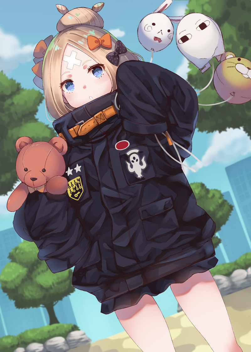 1girl abigail_williams_(fate/grand_order) balloon bangs black_bow black_jacket blonde_hair blue_eyes blue_sky blush bow clouds commentary_request crossed_bandaids day dutch_angle fate/grand_order fate_(series) fou_(fate/grand_order) hair_bow hair_bun hand_up holding holding_balloon jacket key long_hair long_sleeves looking_at_viewer medjed object_hug orange_bow outdoors parted_bangs parted_lips polka_dot polka_dot_bow sky sleeves_past_fingers sleeves_past_wrists solo standing star stuffed_animal stuffed_toy teddy_bear tree yuzu-aki