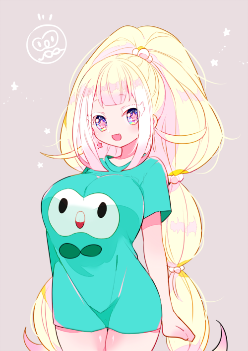 +_+ 1girl :d arm_at_side bad_hand bangs blonde_hair blue_eyes breasts clenched_hand creatures_(company) earrings game_freak gen_7_pokemon green_shirt grey_background jewelry large_breasts long_hair looking_at_viewer nintendo open_mouth pink_pupils pokemon primarina rowlet shirt sidelocks simple_background smile solo standing t-shirt very_long_hair yuzu_ichika