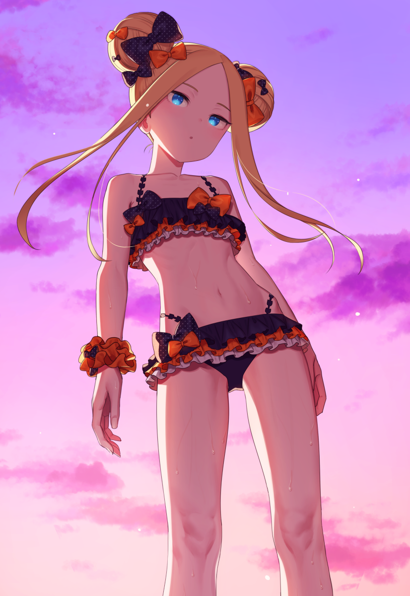 1girl :o abigail_williams_(fate/grand_order) bangs bare_shoulders bikini black_bikini black_bow blue_eyes bow clouds commentary_request double_bun emerald_float fate/grand_order fate_(series) flat_chest forehead frilled_bikini frills hair_bow head_tilt highres looking_at_viewer mimizubare navel orange_bow orange_scrunchie outdoors parted_bangs parted_lips polka_dot polka_dot_bow scrunchie side_bun sky solo standing sunset swimsuit wet wrist_scrunchie