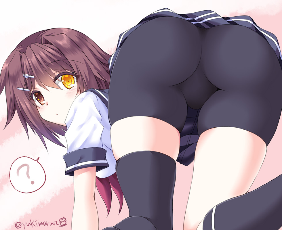 1girl ass black_legwear brown_eyes brown_hair closed_mouth eyebrows_visible_through_hair furutaka_(kantai_collection) gradient gradient_background hair_between_eyes hair_ornament hairclip kantai_collection looking_at_viewer medium_hair school_uniform serafuku short_sleeves shorts solo tamagawa_yukimaru thigh-highs yellow_eyes