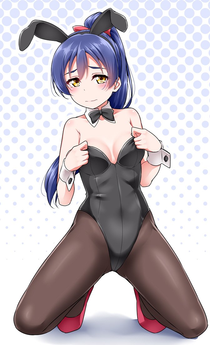 1girl adjusting_clothes adjusting_leotard alternate_hairstyle animal_ears bangs black_legwear black_leotard black_neckwear blue_hair blush bow bowtie breasts bunnysuit commentary_request detached_collar embarrassed fake_animal_ears hair_bow halftone halftone_background leotard looking_at_viewer love_live! love_live!_school_idol_project medium_breasts pantyhose ponytail rabbit_ears red_bow red_footwear solo sonoda_umi spread_legs squatting strapless strapless_leotard wrist_cuffs yellow_eyes yopparai_oni