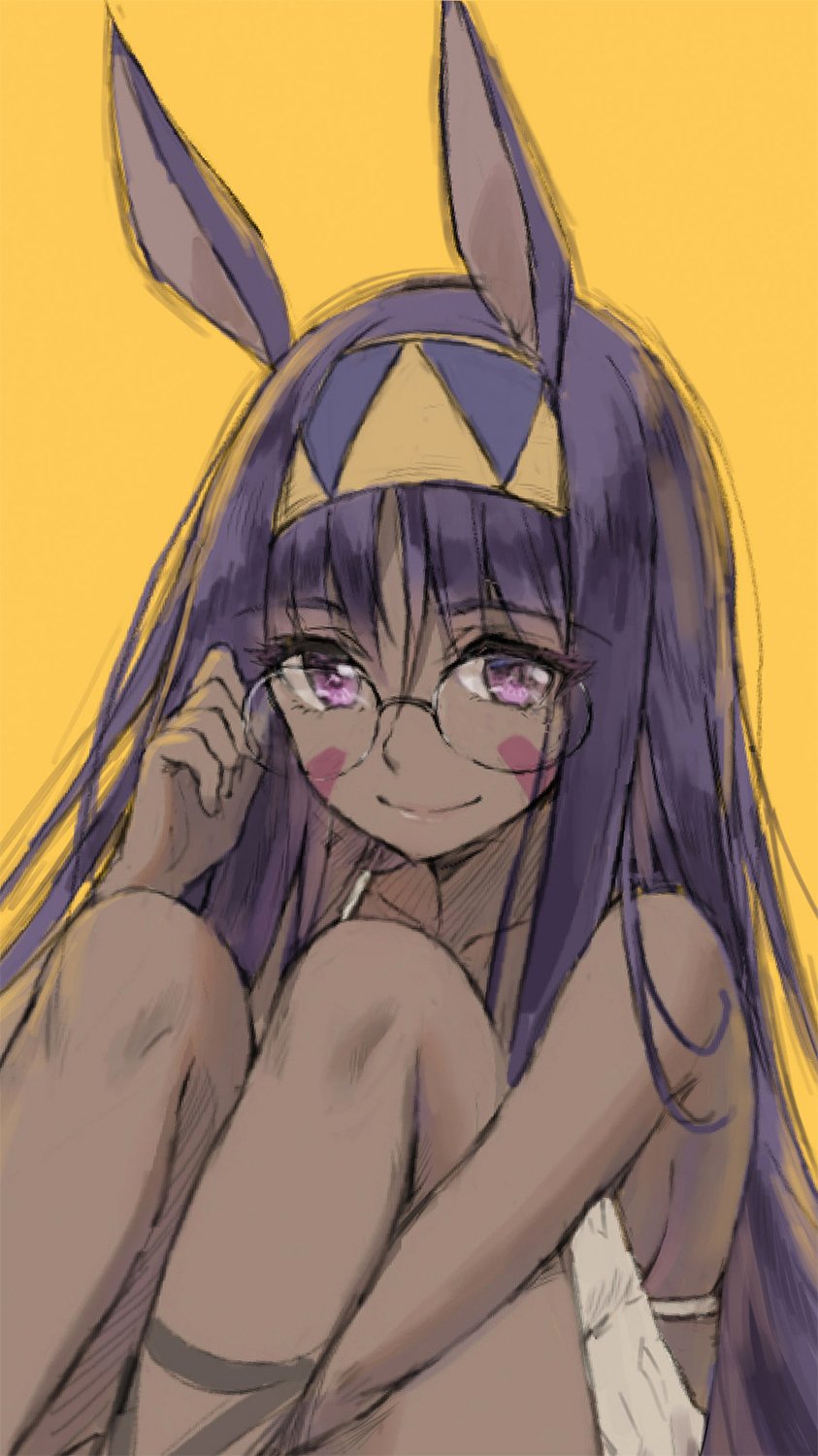 1girl animal_ears bare_shoulders bespectacled commentary_request dark_skin eyebrows_visible_through_hair facial_mark fate/grand_order fate_(series) glasses hair_between_eyes hairband hand_up highres jackal_ears leg_hug long_hair looking_at_viewer nitocris_(fate/grand_order) purple_hair round_eyewear simple_background sitting smile solo tonee violet_eyes yellow_background