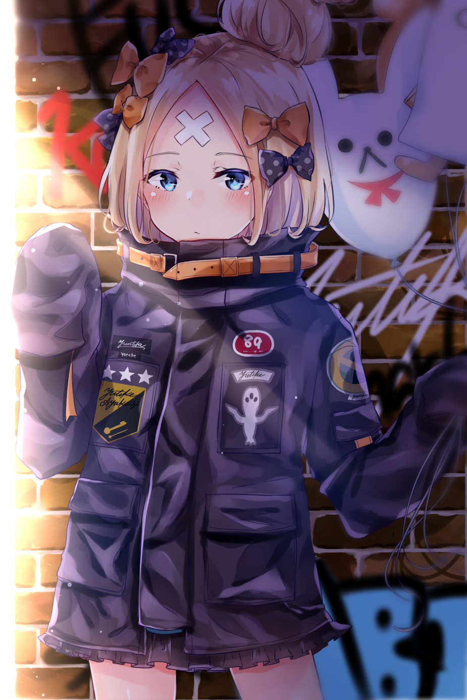 1girl abigail_williams_(fate/grand_order) balloon bangs black_bow black_jacket blonde_hair blue_eyes blush bow brick_wall closed_mouth commentary_request crossed_bandaids fate/grand_order fate_(series) fou_(fate/grand_order) graffiti hair_bow hair_bun hands_up heroic_spirit_traveling_outfit highres holding holding_balloon jacket long_hair long_sleeves looking_at_viewer medjed orange_bow parted_bangs polka_dot polka_dot_bow sleeves_past_fingers sleeves_past_wrists solo standing star yuteke_key
