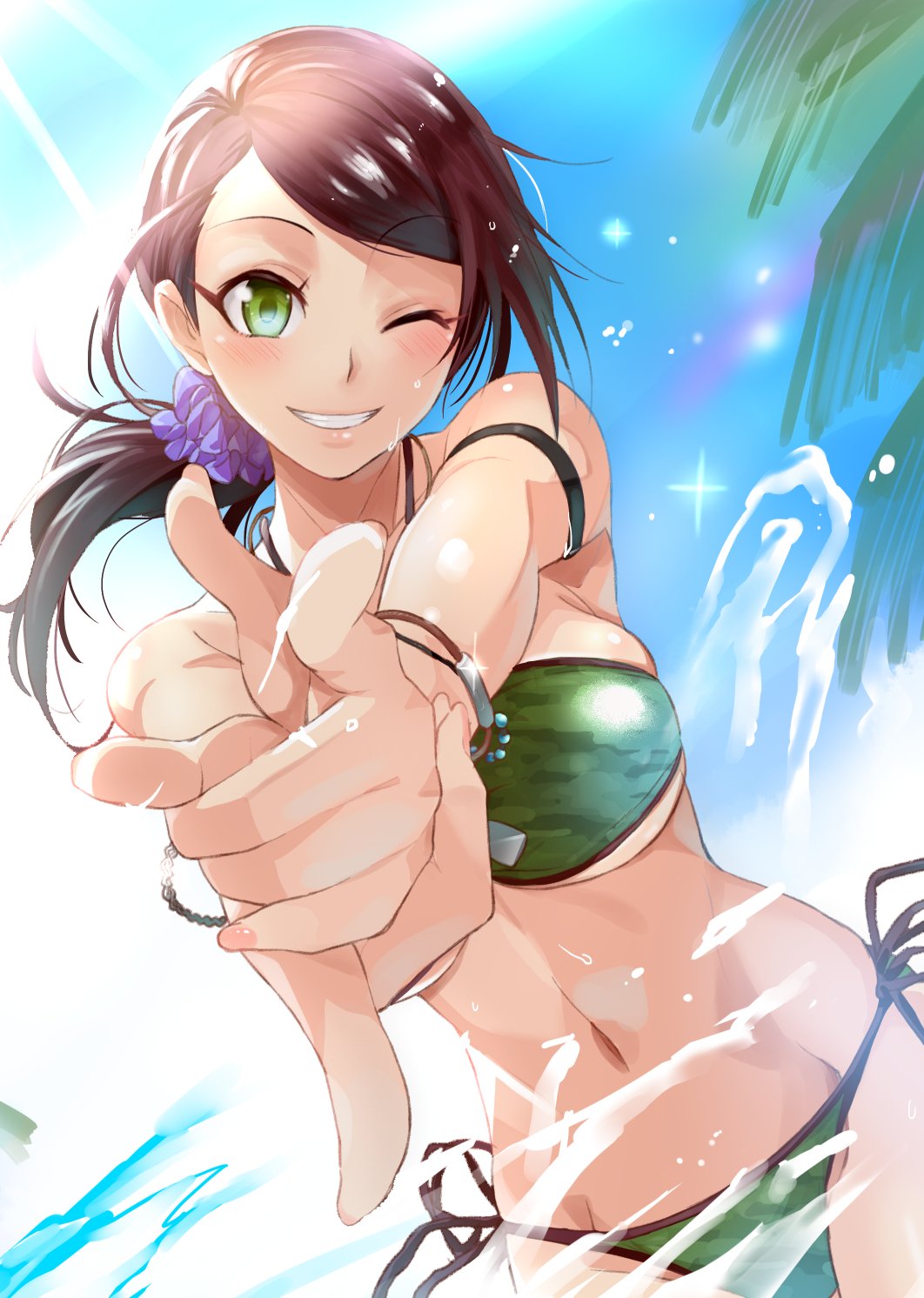 1girl bangs bare_shoulders beach black_hair blush bracelet breasts green_eyes grin highres idolmaster idolmaster_cinderella_girls jewelry large_breasts lens_flare long_hair looking_at_viewer one_eye_closed ponytail scrunchie smile solo splashing sunlight swept_bangs water wet yamaguchi_(shinigami-no-barad) yamato_aki