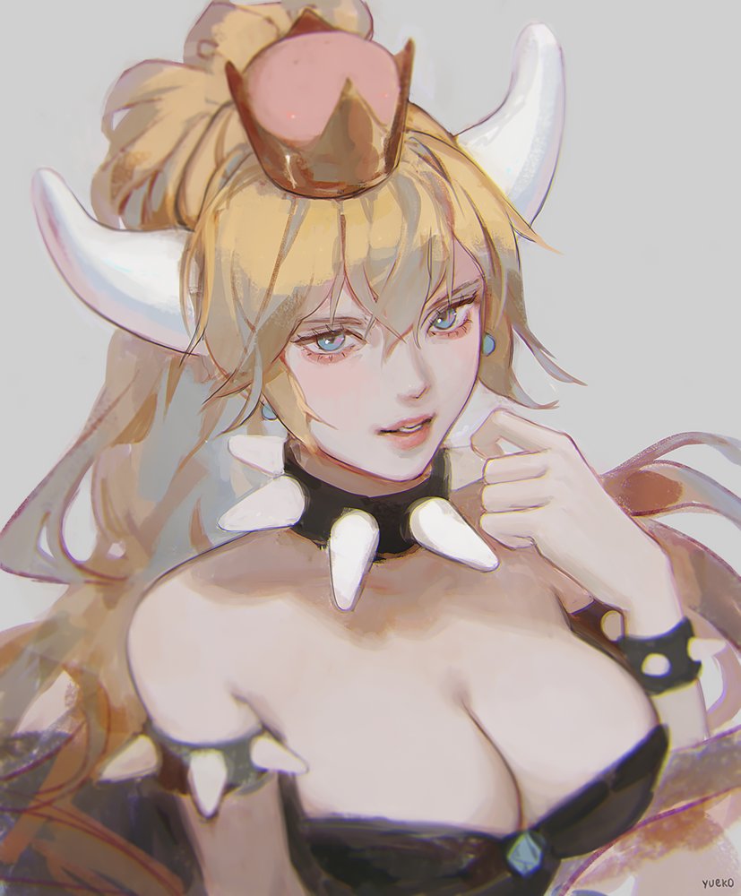 1girl armlet artist_name bare_shoulders black_dress blonde_hair blue_eyes bowsette bracelet breasts cleavage collar commentary crown dress english_commentary grey_background horns jewelry jiayue_wu large_breasts looking_at_viewer super_mario_bros. new_super_mario_bros._u_deluxe nintendo parted_lips ponytail spiked_bracelet spiked_collar spikes strapless strapless_dress super_crown super_mario_bros. transformation