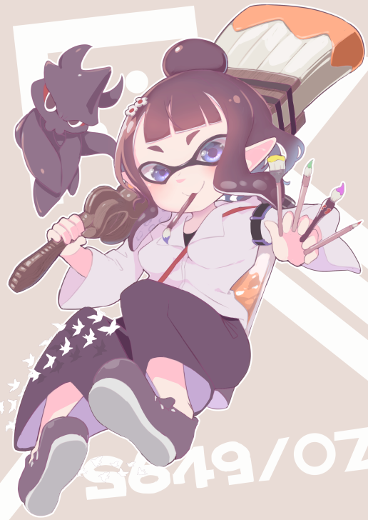 1girl bag bangs between_breasts between_fingers black_footwear black_pants breasts brown_hair closed_mouth cosplay domino_mask fate/grand_order fate_(series) full_body grey_jacket hair_ornament holding holding_paintbrush inkling jacket katsushika_hokusai_(fate/grand_order) katsushika_hokusai_(fate/grand_order)_(cosplay) long_sleeves looking_at_viewer mask mouth_hold nintendo octopus oversized_object p_answer paintbrush pants shoes shoulder_bag small_breasts smile splatoon splatoon_1 strap_cleavage tentacle_hair tokitarou_(fate/grand_order) v-shaped_eyebrows violet_eyes