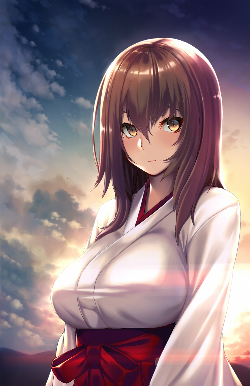 1girl blue_sky breasts brown_hair clouds commentary_request hair_between_eyes highres horizon japanese_clothes kimono large_breasts long_hair looking_at_viewer miko original sash sky smile sunset takanashi-a wide_sleeves yellow_eyes